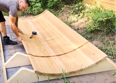 Vitkonwood Gartensauna selbst bauen - Dach- und Seitenwände aufbauen