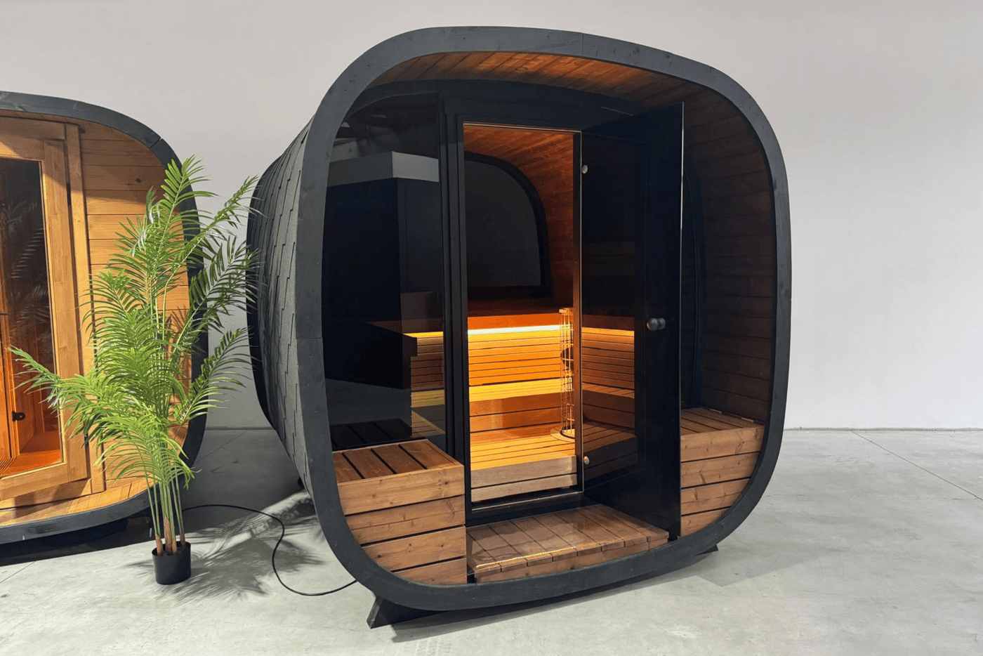 KOMPLETTANGEBOT: PREMIUM Fasssauna CUBE 230 x 240 cm mit Elektroofen | Thermoholz | BLACK