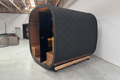 KOMPLETTANGEBOT: PREMIUM Fasssauna CUBE 230 x 240 cm mit Elektroofen | Thermoholz | BLACK