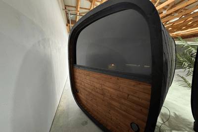 KOMPLETTANGEBOT: PREMIUM Fasssauna CUBE 230 x 240 cm mit Elektroofen | Thermoholz | BLACK