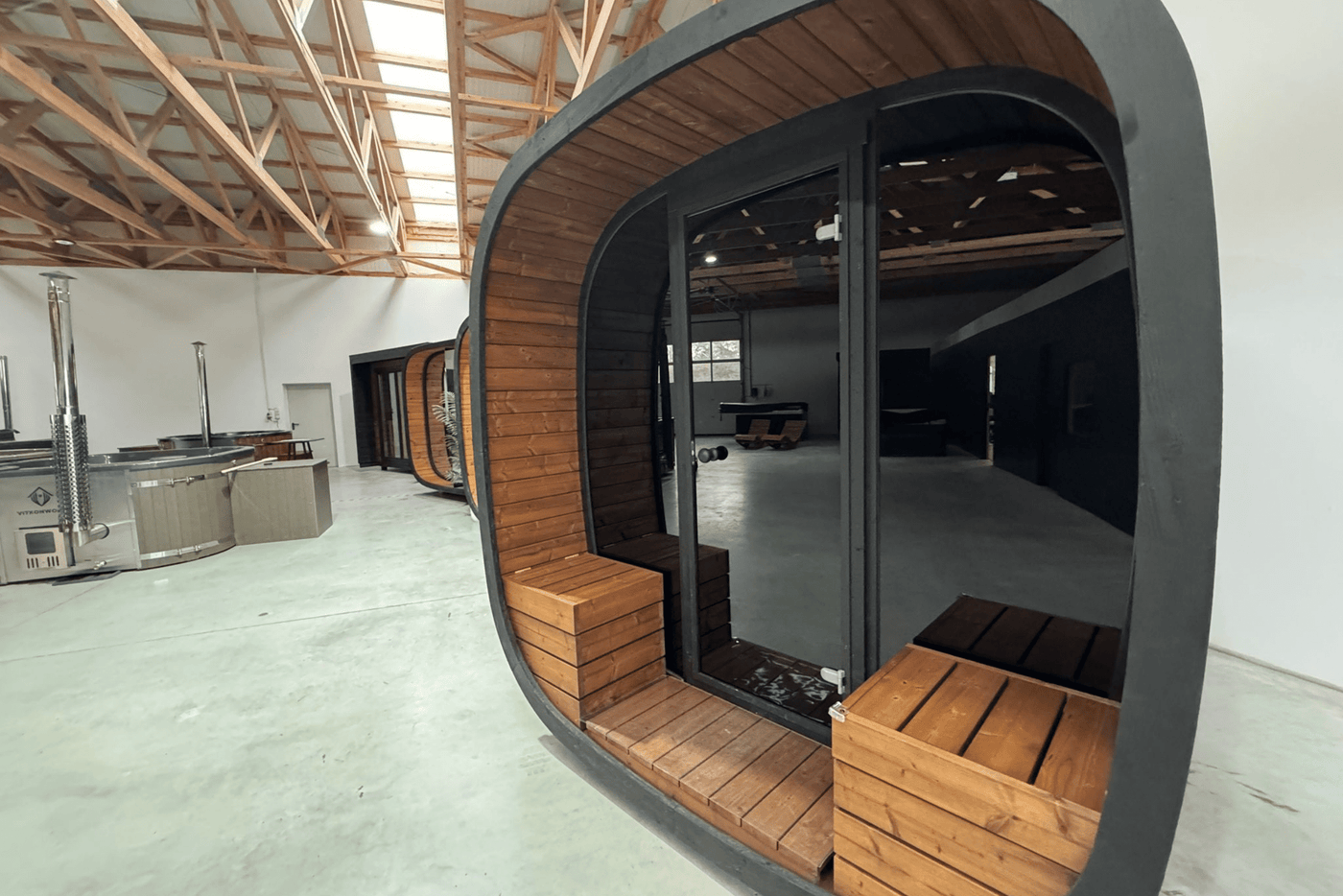 KOMPLETTANGEBOT: PREMIUM Fasssauna CUBE 230 x 240 cm mit Elektroofen | Thermoholz | BLACK